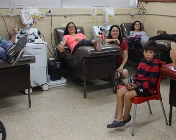 Elsa y sus amigos fueron juntos a donar sangre