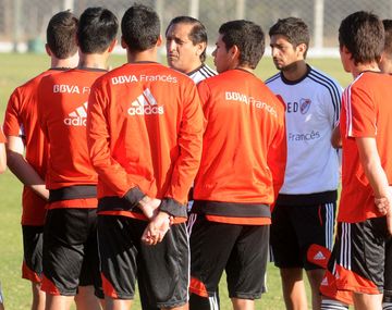 River se entrena en Salta con la cabeza en los refuerzos
