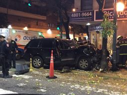 Una camioneta perdió el control en Palermo y chocó contra un árbol