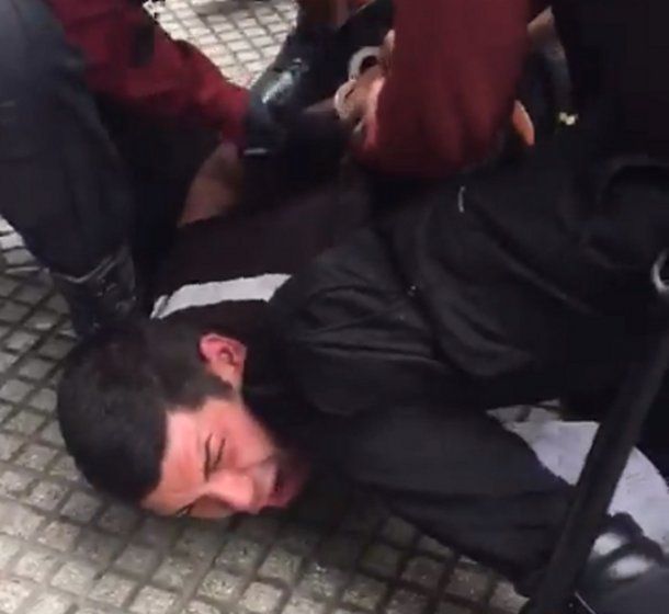 Denuncian violento desalojo de manteros en Flores por parte de la Policía de la Ciudad