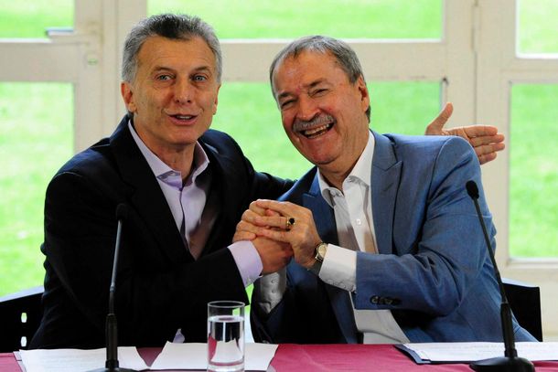 Macri intenta mantener a flote sus devaluados 10 puntos de consenso y recibe a Schiaretti