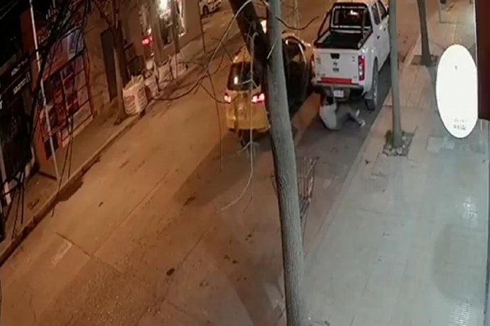 Un taxista y un pasajero se robaron una rueda de auxilio en Cipolletti