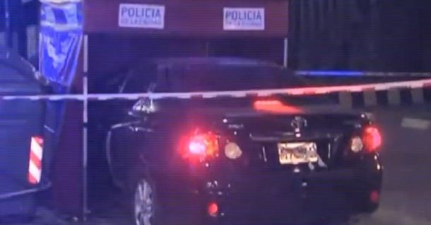 Hallan muerto a un hombre dentro de un auto en Costanera norte