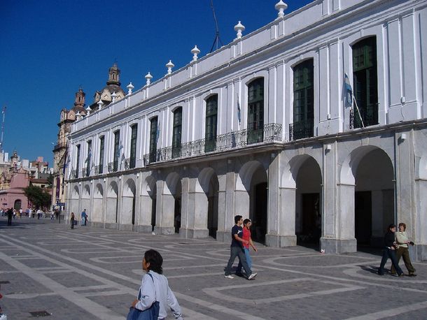 Córdoba: una mujer embarazada indigente murió en el banco de una plaza