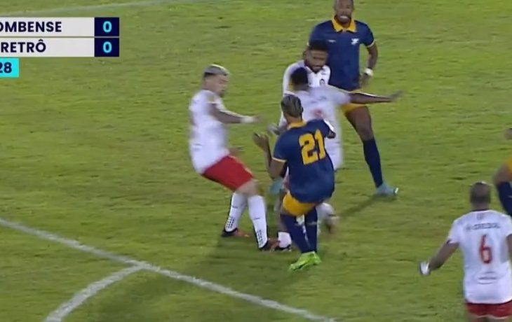 VIDEO: Pisó a un compañero y le dieron un penal