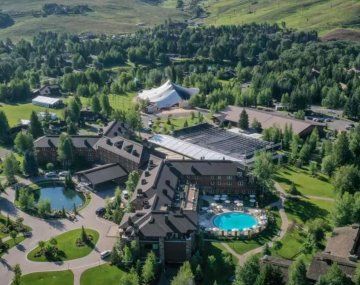 El campamento para millonarios del que participará Javier Milei.