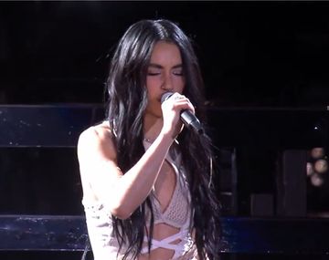 Lali volvió a sorprender a sus fans: cantó Vencedores Vencidos de los Redondos