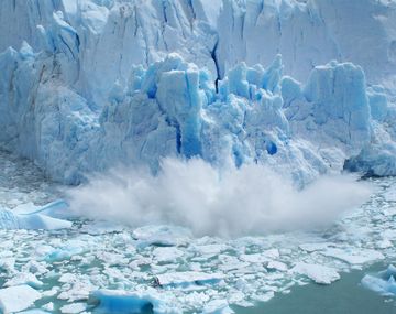Imperdible espectáculo: comenzó el desprendimiento del Glaciar Perito Moreno