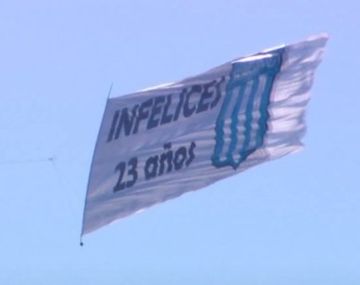 Infelices 23: sobrevoló un dron con una bandera para Independiente