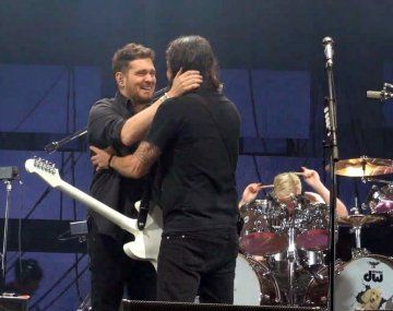 La divertida participación de Michael Bublé en un show de Foo Fighters