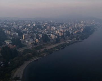 Bariloche amaneció cubierta de humo por un incendio en el Nahuel Huapi