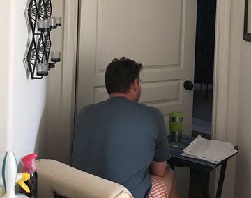 La foto del hombre que no se separa de su esposa se volvió viral