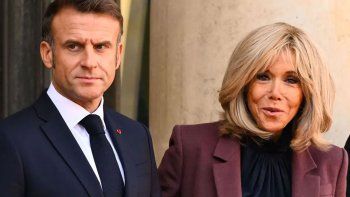 Macron presentará evidencia fotográfica de que su esposa es mujer
