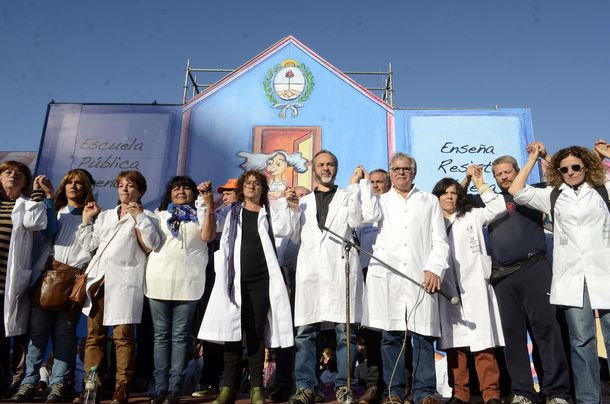 Docentes inauguraron la Escuela Itinerante en Plaza de Mayo&nbsp;