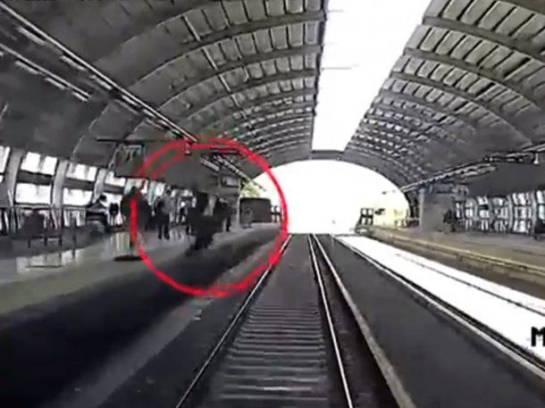 Milagro: se descompensó, cayó a las vías, el tren le pasó por encima y sobrevivió