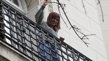 Después del operativo de la policía, sigue la vigilia: ¿cómo quedó la esquina de Cristina Kirchner?