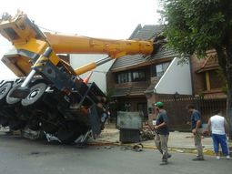 Hay cinco personas heridas tras el accidente más raro de este sábado en Mataderos