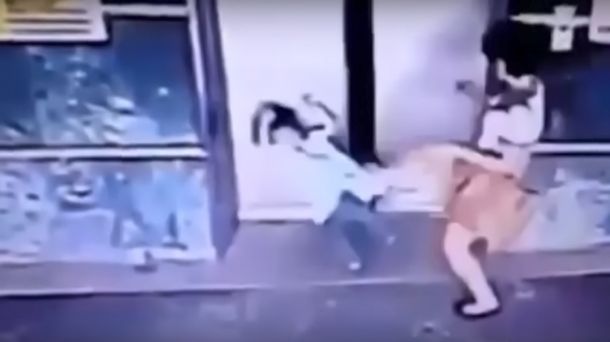 Salvó a su hija con una milagrosa patada en Malasia