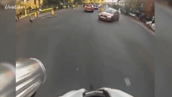 grabo con una gopro el choque entre su bici y un auto a toda velocidad grabo con una gopro el choque entre su bici y un auto a toda velocidad