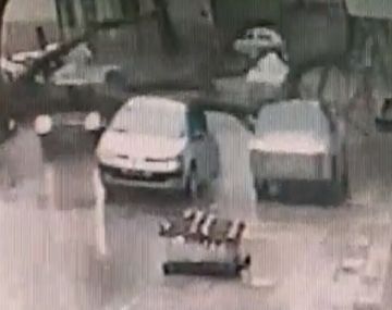 La tormenta derribó un árbol que cayó sobre cuatro autos