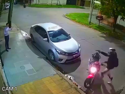 Motochorros le robaron a un vecino de Lanús, se tirotearon con la Policía y escaparon. Motochorros le robaron a un vecino de Lanús, se tirotearon con la Policía y escaparon.