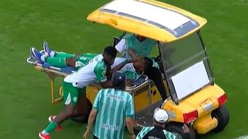 increible accidente en ecuador: un futbolista termino golpeado por el carrito de asistencia increible accidente en ecuador: un futbolista termino golpeado por el carrito de asistencia