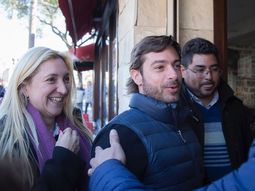 Aldana Ahumada y Federico Salvai durante el timbreo en Merlo.