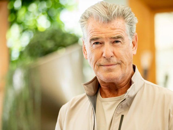 Netflix estrena El club del crimen de los jueves: 3 razones para ver la nueva película de Pierce Brosnan
