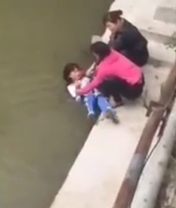 Salvaje castigo de una madre: amenazó a su hija con ahogarla en un río