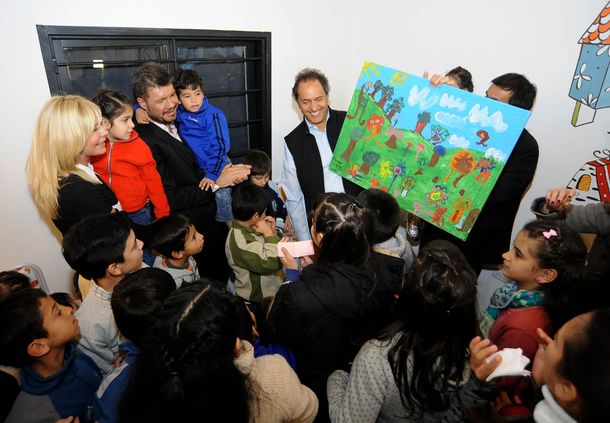 Scioli y Tinelli compartieron un acto con un centenar de chicos