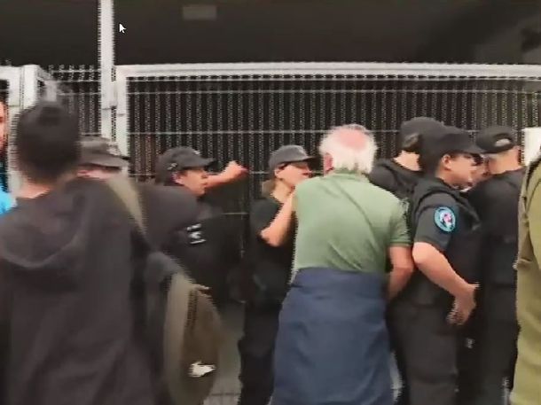 Vecinos de Parque Patricios ingresaron por la fuerza al edificio que se derrumbó