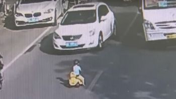 Un nene se mete triciclo en una calle a contramano con su triciclo Un nene se mete triciclo en una calle a contramano con su triciclo