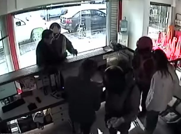 Tres ladrones robaron un local armados y quedaron filmados