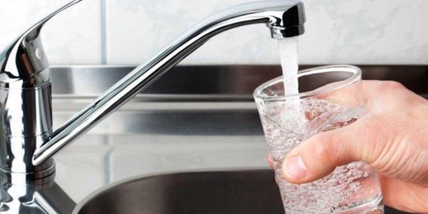 El truco casero definitivo para sacar el sarro de las canillas sin sufrir