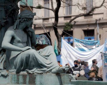 Caos en la Ciudad por marchas y un ollazo en el Obelisco