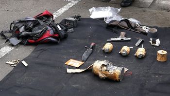 revelan el kit terrorista que llevaban en sus mochilas los yihadistas en jakarta revelan el kit terrorista que llevaban en sus mochilas los yihadistas en jakarta