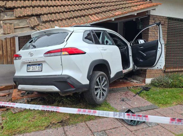 Tiroteo en Bernal: así sacaron la camioneta que quedó incrustada en una casa