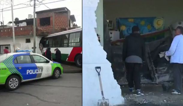 La esquina de la casa quedó destruída tras el choque del colectivo&nbsp;