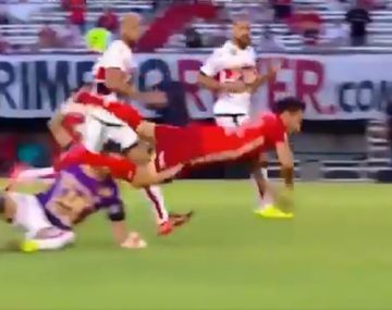 Polémica jugada contra Scocco contra Chacarita