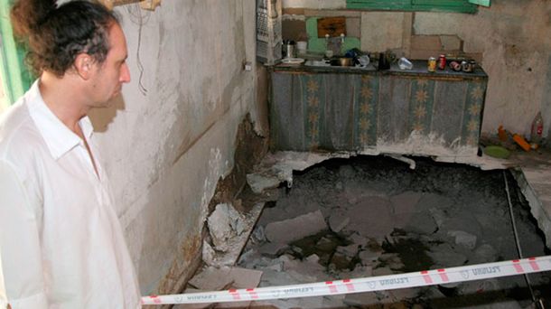 Estaba lavando los platos y se le hundió parte del comedor