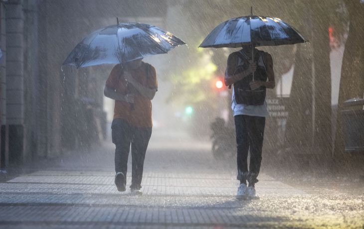 Accidentes y calles anegadas por la fuerte tormenta en Ciudad y Provincia