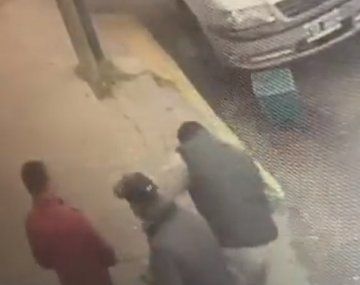 El video de la brutal agresión a un repartidor en Merlo: quedó en coma por una trompada