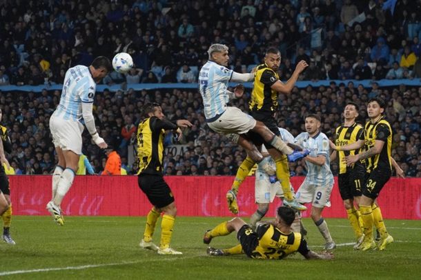 Polémica en Avellaneda: le anularon un gol a Marcos Rojo en Racing vs. Peñarol