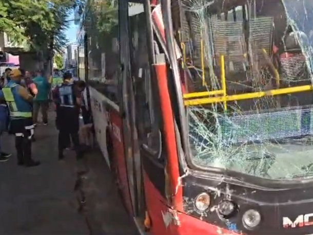 Chocaron dos colectivos en el Metrobus de Belgrano