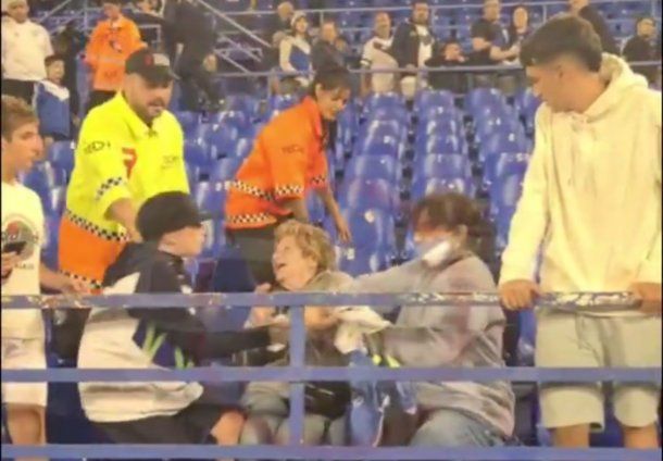 Polémica pelea en la platea de Vélez: una señora quiso arrebatarle una camiseta a un nene