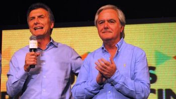 asume macri: jura en el congreso y pinedo le entrega el baston y la banda en la rosada asume macri: jura en el congreso y pinedo le entrega el baston y la banda en la rosada