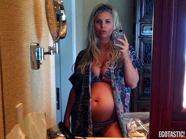Jessica Simpson mostró su embarazo a través de twitter