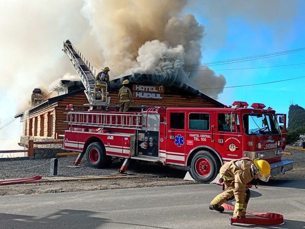 El fuego consumió rápidamente gran parte de la estructura de madera del emblemático hotel a orillas del lago Nahuel Huapi (Bariloche)