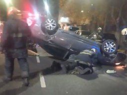 Choque y vuelco: huyó a pie y dejó a su pareja dentro del auto