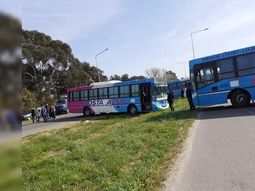 Choferes de la empresa Costa Azul cortan el acceso a Mar del Plata en la Autov&iacute;a 2. (Foto gentileza: 0223.com.ar)